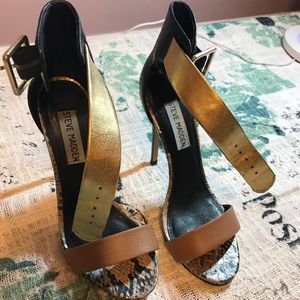 Leather color block fashionable sandals.